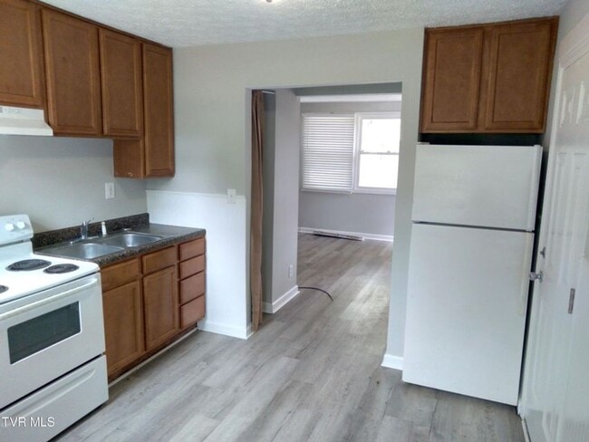 Building Photo - 416 Cherokee Village Dr