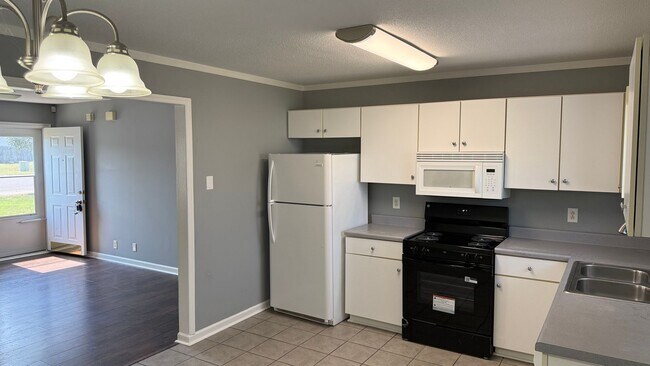 Building Photo - 2702 Painted Pony Dr