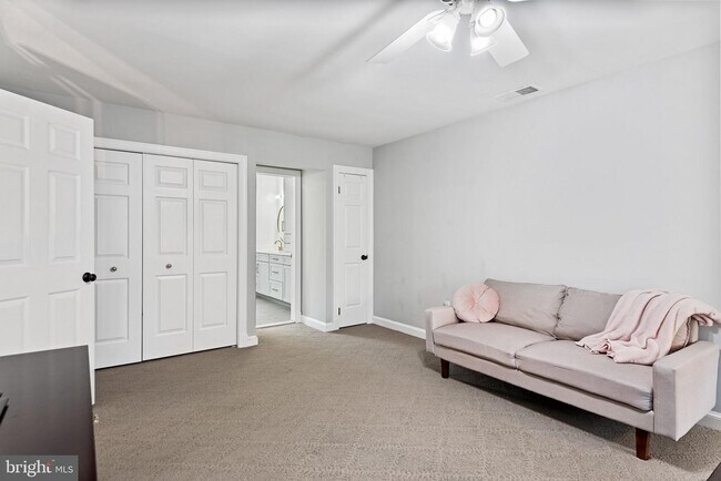 Building Photo - 1 Glenhurst Ct