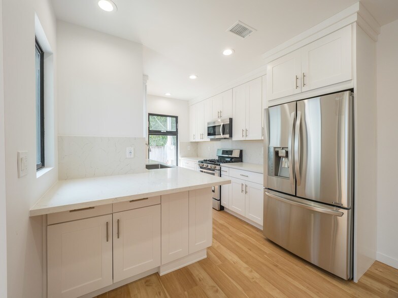 breakfast counter - 10618 Ayres Ave