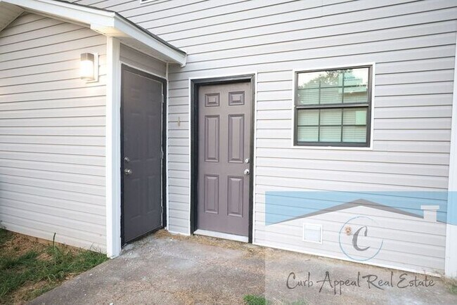 Building Photo - Fully renovated 2 bed 2 bath townhouse