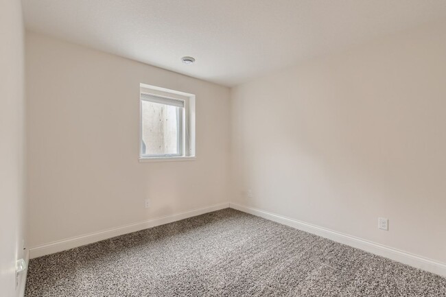 Building Photo - Spacious 4 Bedroom 4 Bath Townhome