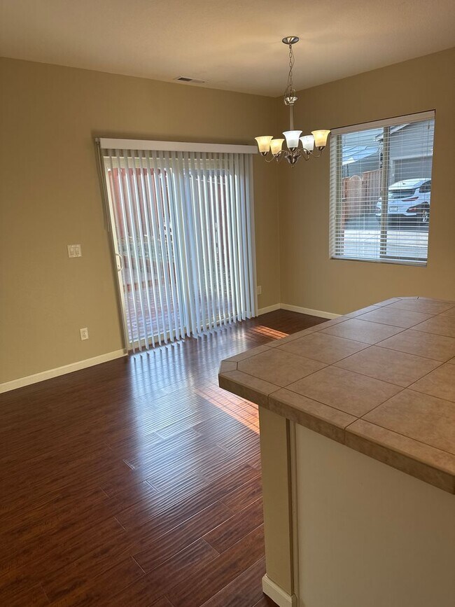 Building Photo - ? Beautiful 4-Bed, 3-Bath North Albany Hom...