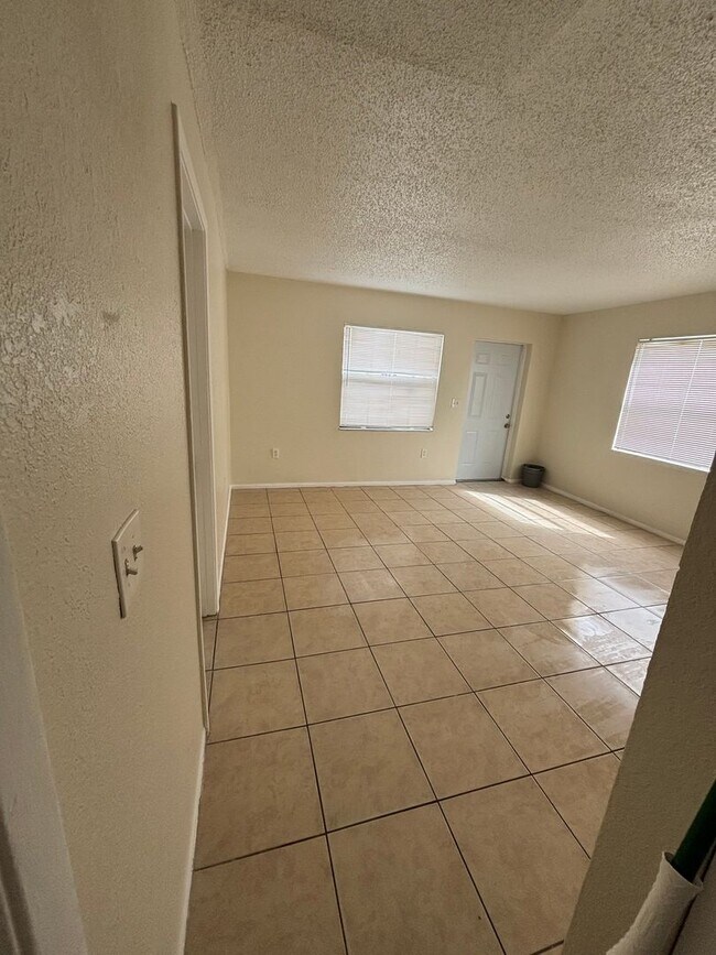 Building Photo - 3 bedroom 2 bath duplex