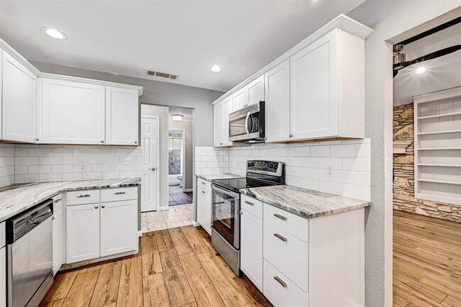 Building Photo - 9403 Longvale Dr