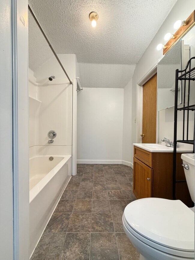 Building Photo - Upper Level 2 Bedroom Apartment - AVAILABLE TODAY