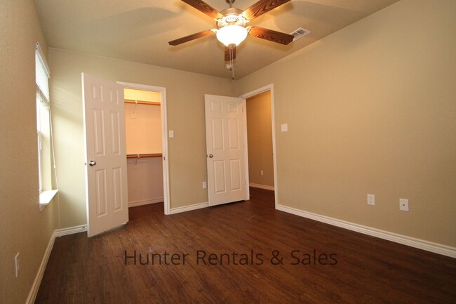 Building Photo - Luxury Duplex!