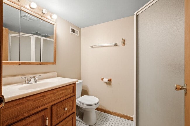 Building Photo - MUST SEE 5BD/2BA House close to U of M! Av...