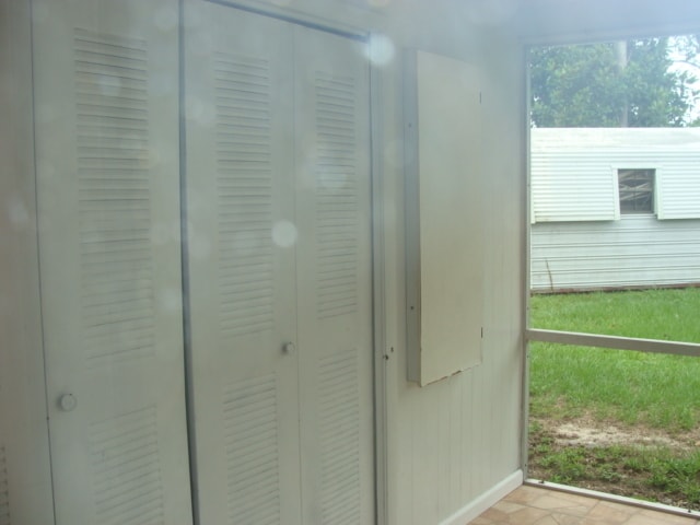 Building Photo - 2 Bed 1 bath Granite Countertops  Screen Porch Call Carole Arcaro Deltona Lakes Realty 386-216-4900