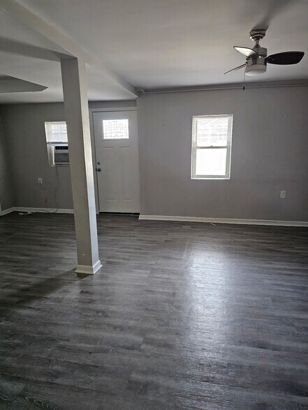 Building Photo - 613 Poplar St