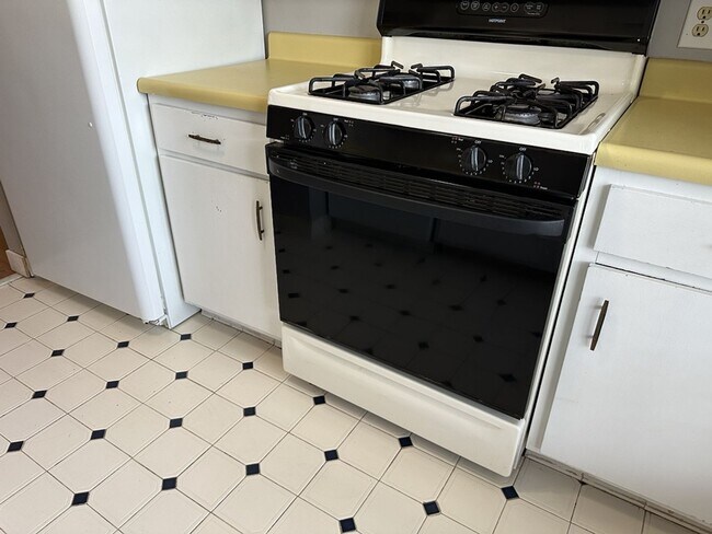 Building Photo - 11 Knollwood Cir