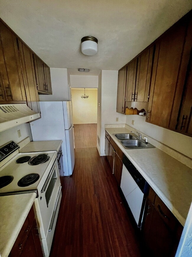 Building Photo - Spacious 2 Bedroom/1 Bath