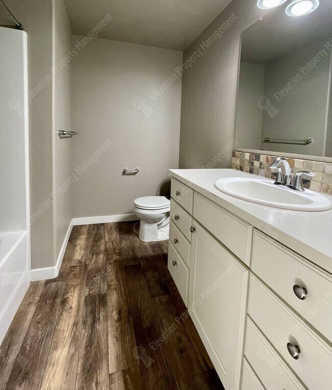 Building Photo - Rare 5 BR home in Southwest Redmond