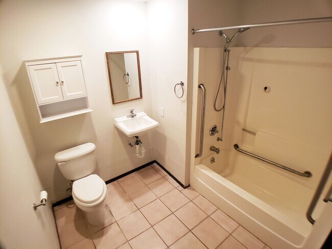 Building Photo - 1 Bedroom Apartment in Lonsdale