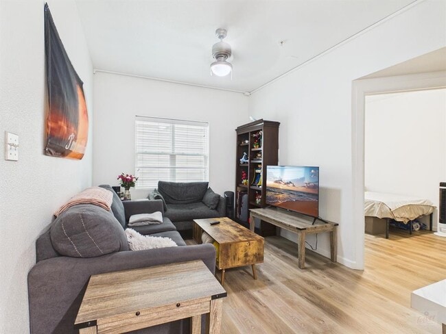 Building Photo - 911 W 22nd St