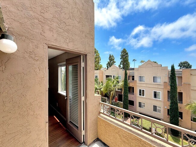 Building Photo - SD: Bright 2BD/2BA Condo in UTC with Community Pool, Gym & Reserved Parking