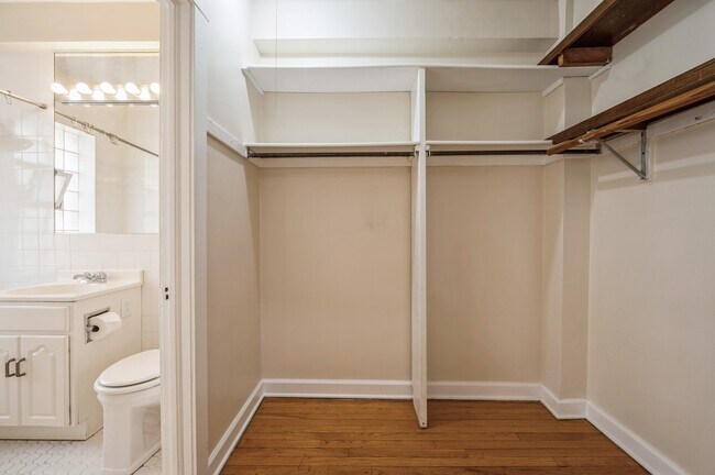 Building Photo - 2326 N Lincoln Park W