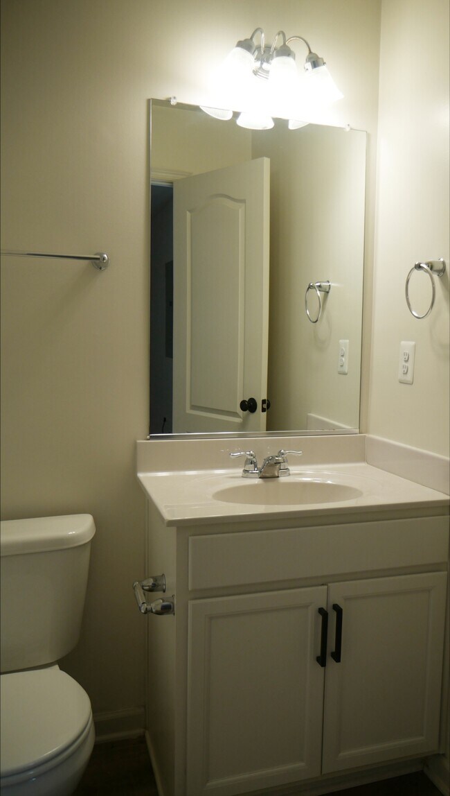 Building Photo - 2517 Drake Ln