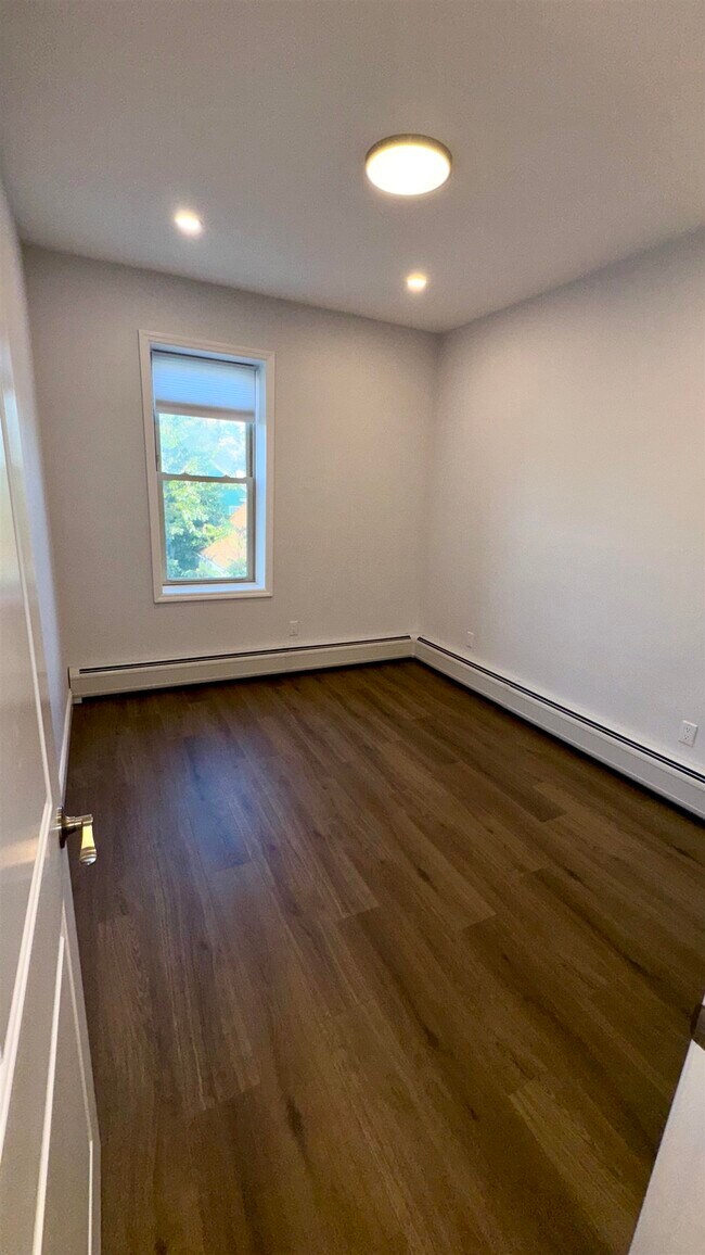 Building Photo - 76 Beacon Ave