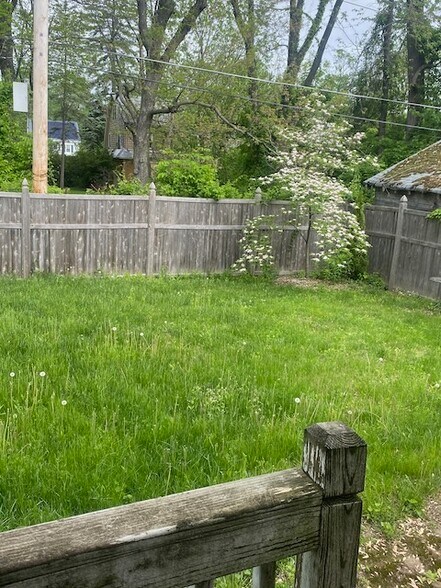 Building Photo - 27 Oakwood St