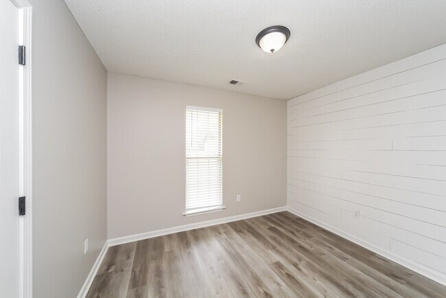 Building Photo - 6476 Farley Dr E