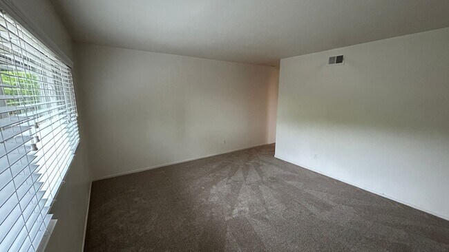 Building Photo - Charming 3-Bed, 2-Bath Home with Spacious ...