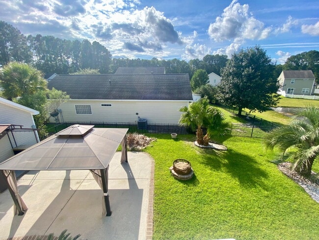 Building Photo - Three Bedroom Home with fenced-in Backyard oasis!