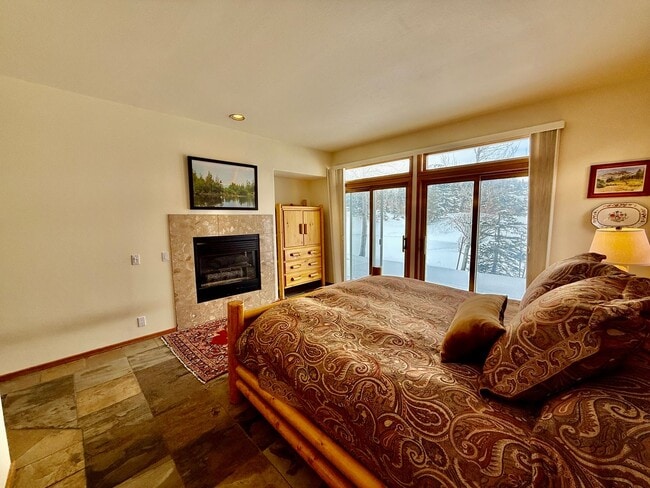 Building Photo - Snowcreek V – Stunning 4 Bed, 3 Bath Corner Unit