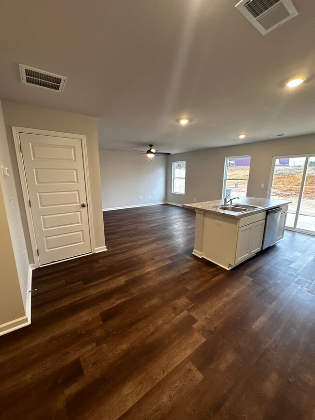 Building Photo - 2025 Townhome for Rent!