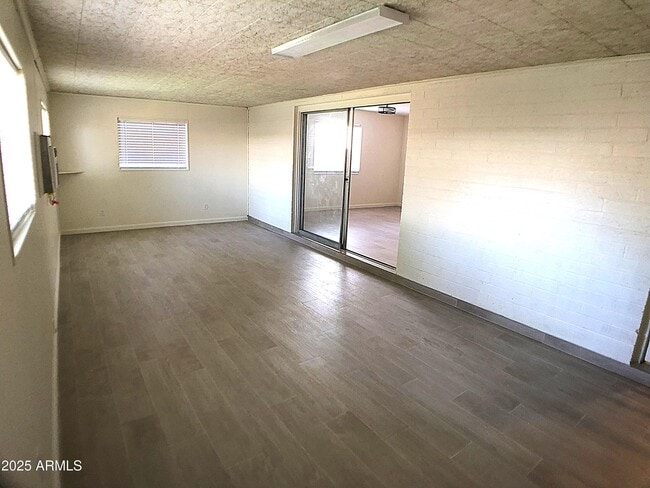 Building Photo - 208 E Balboa Dr