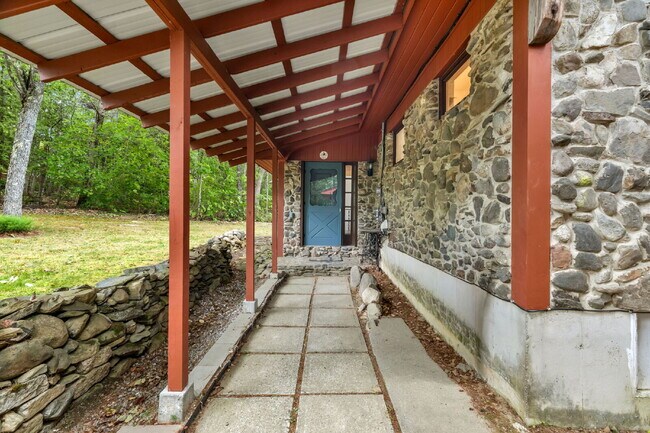 Building Photo - Mid-Century Cool Meets Maine Serenity Design. Privacy. Location. This one has it all.