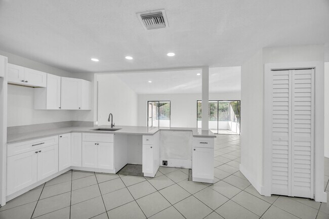 Building Photo - 2514 SE Alfonso Ave