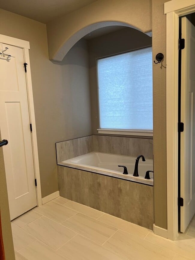 Building Photo - Elegant & Spacious Living in Timnath Ranch