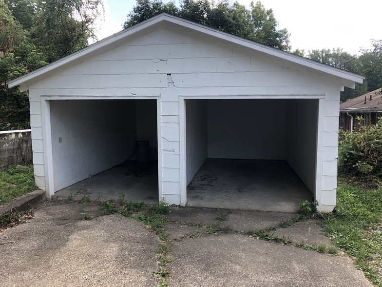 Garage (1 Stall) - 1110 Hickory Rd