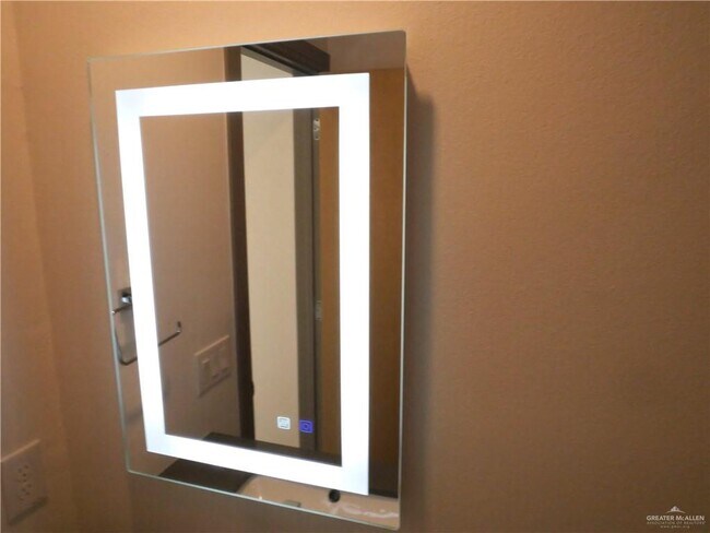 Building Photo - 23 Iris Ave