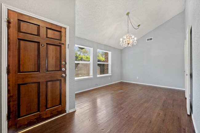 Building Photo - 3017 Hilltop Dr