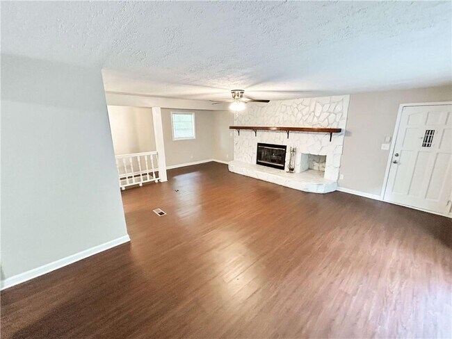 Building Photo - 4239 Pinetree Dr
