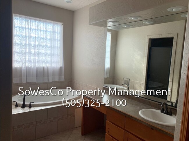 Building Photo - Large Southwest Custom Home!