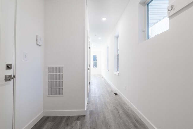 Building Photo - 67 Harvest St