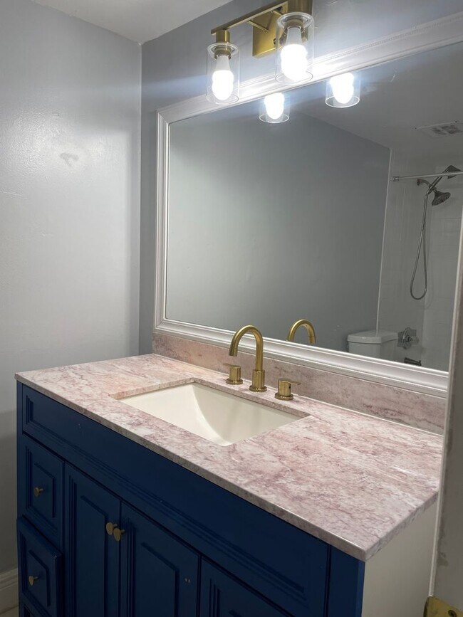 Building Photo - Charming Apartment in Fort Lauderdale