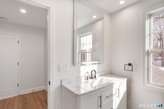 Building Photo - 10 Greenwood Ave