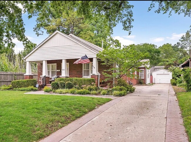 Building Photo - Pristine Bungalow in heart of Mid Town!