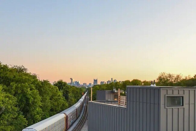 Building Photo - 738 Douglas Ave