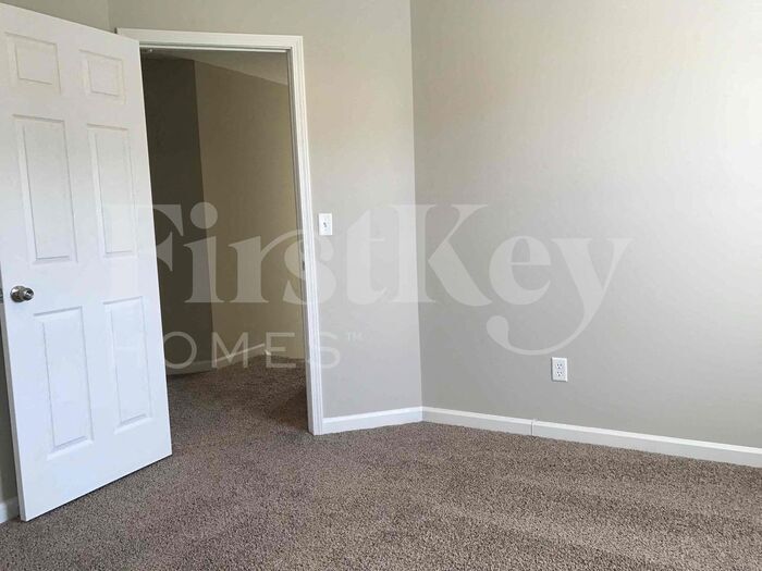 Building Photo - 855 Stonehaven Rd SW