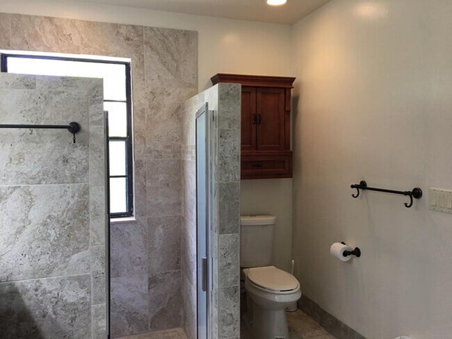 Building Photo - 745 Juniper Pl