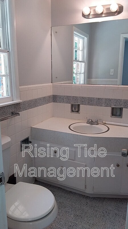 Building Photo - 825 Sherwood Forest Dr