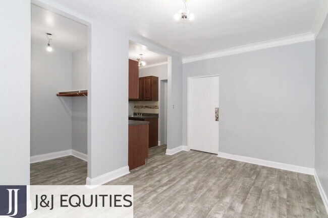 Interior Photo - 4070 N Kenmore Ave