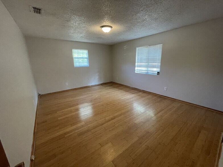 Building Photo - 3881 Strawberry Plains Rd