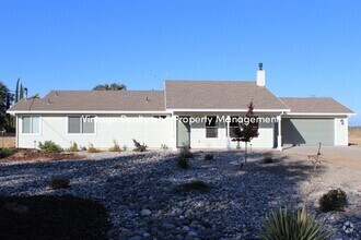 Building Photo - Available Now! Must See 2 Bedroom Home Loc...