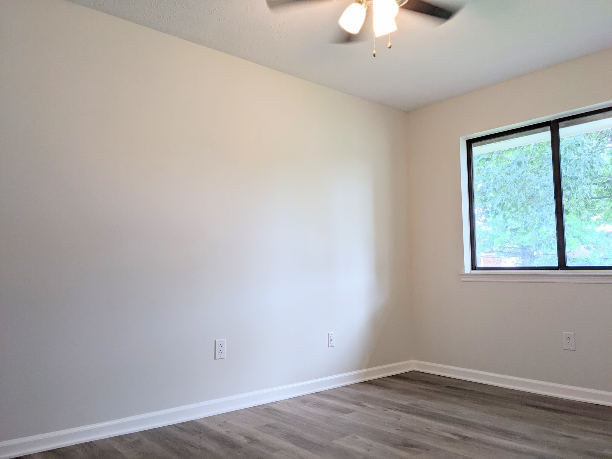 Bedroom #2 looking in from doorway - 1649 Summerhill Dr